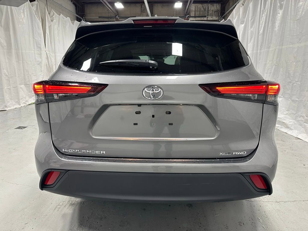 Used 2025 Toyota Highlander XLE image 6
