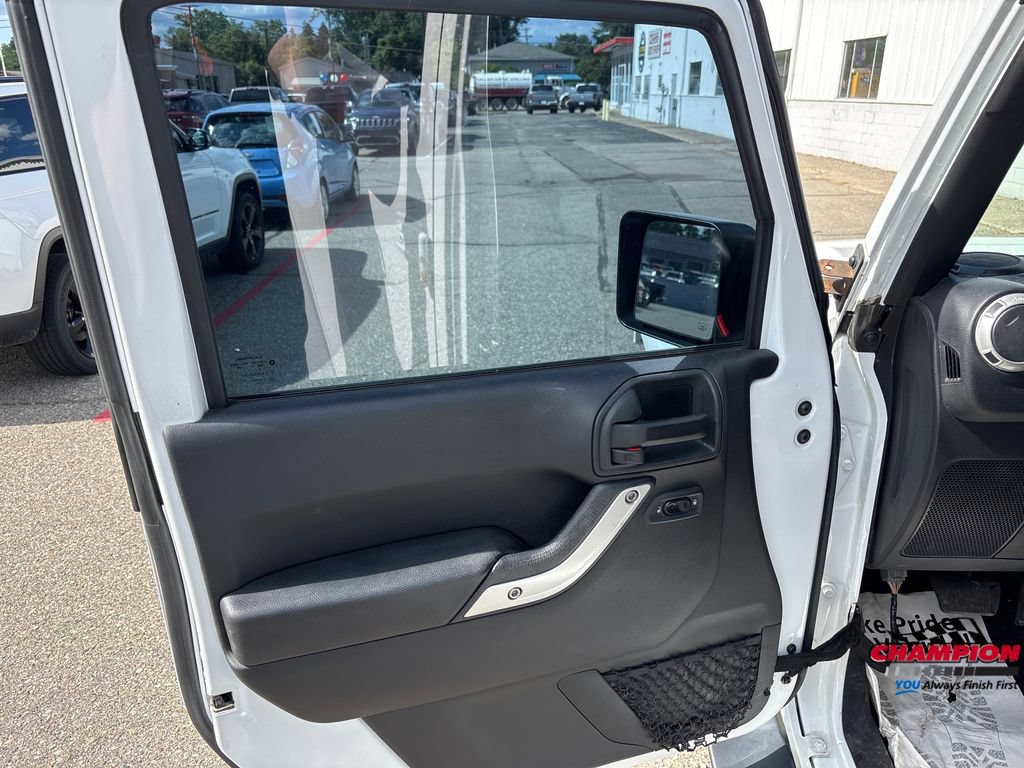 Used 2018 Jeep Wrangler Unlimited Sahara w/ Connectivity Group AWD/4WD image 13