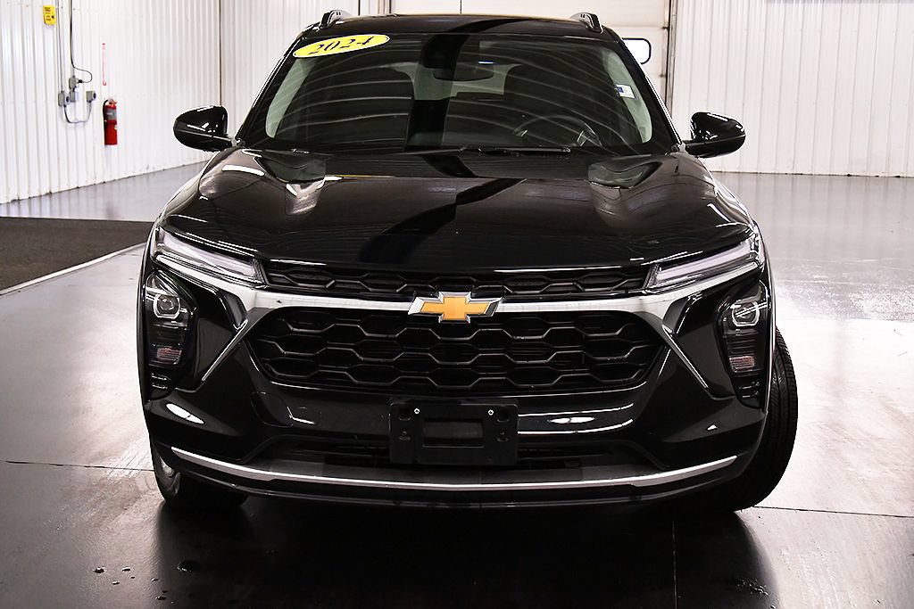 Used 2024 Chevrolet Trax LT w/ Driver Confidence Package FWD image 2