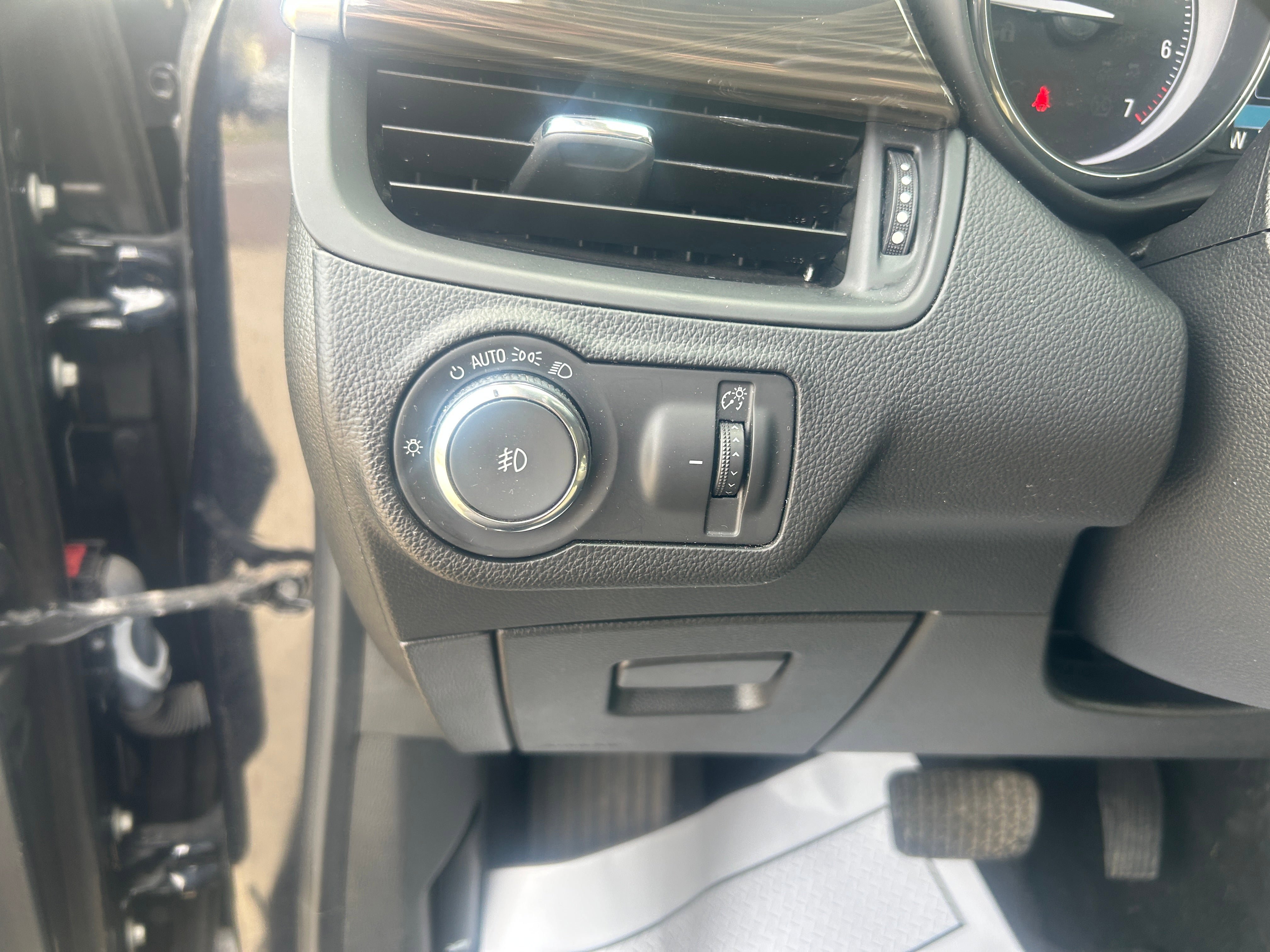 Used 2020 Buick Envision Essence AWD/4WD image 19