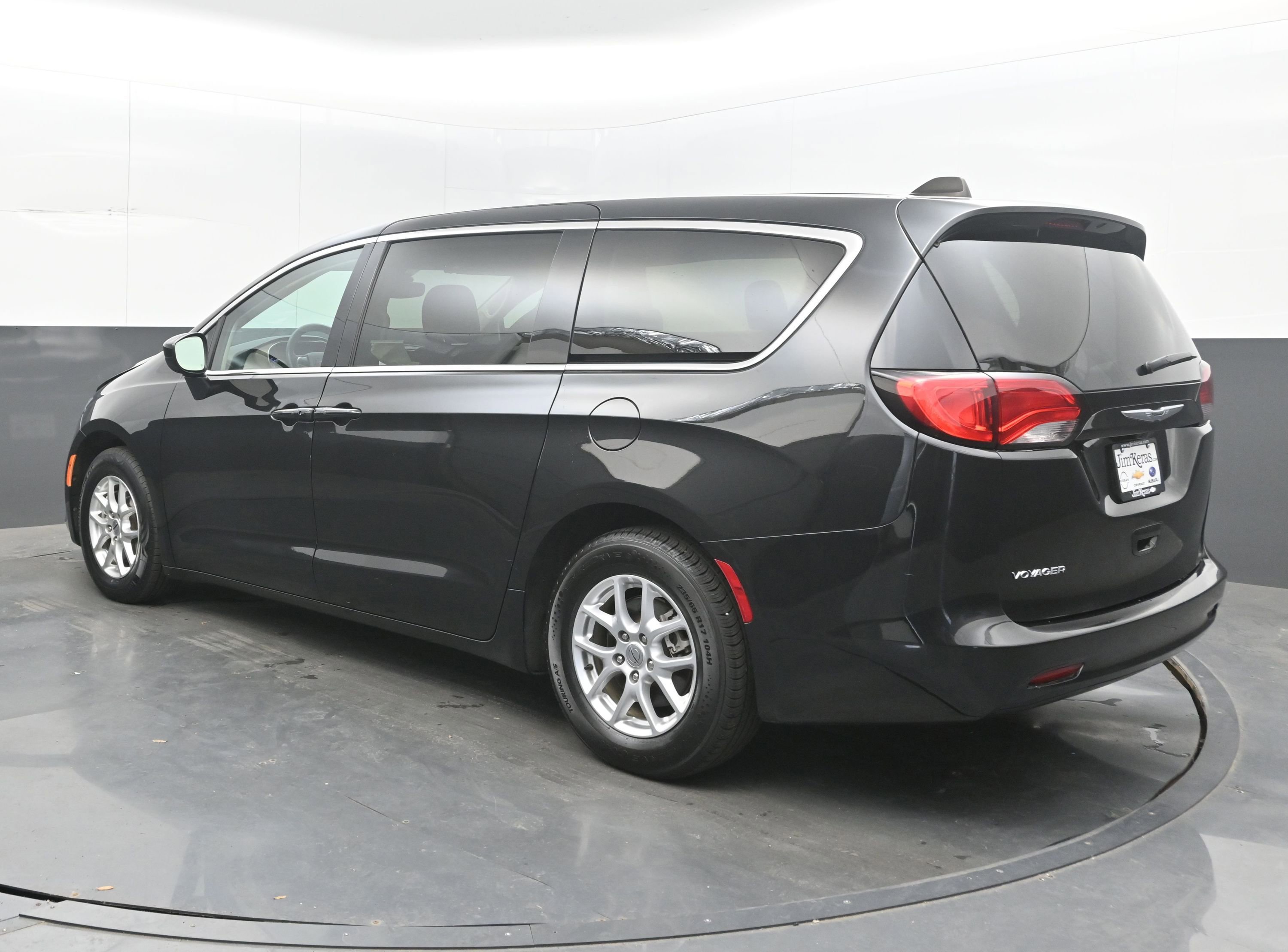 Used 2023 Chrysler Voyager LX FWD image 6