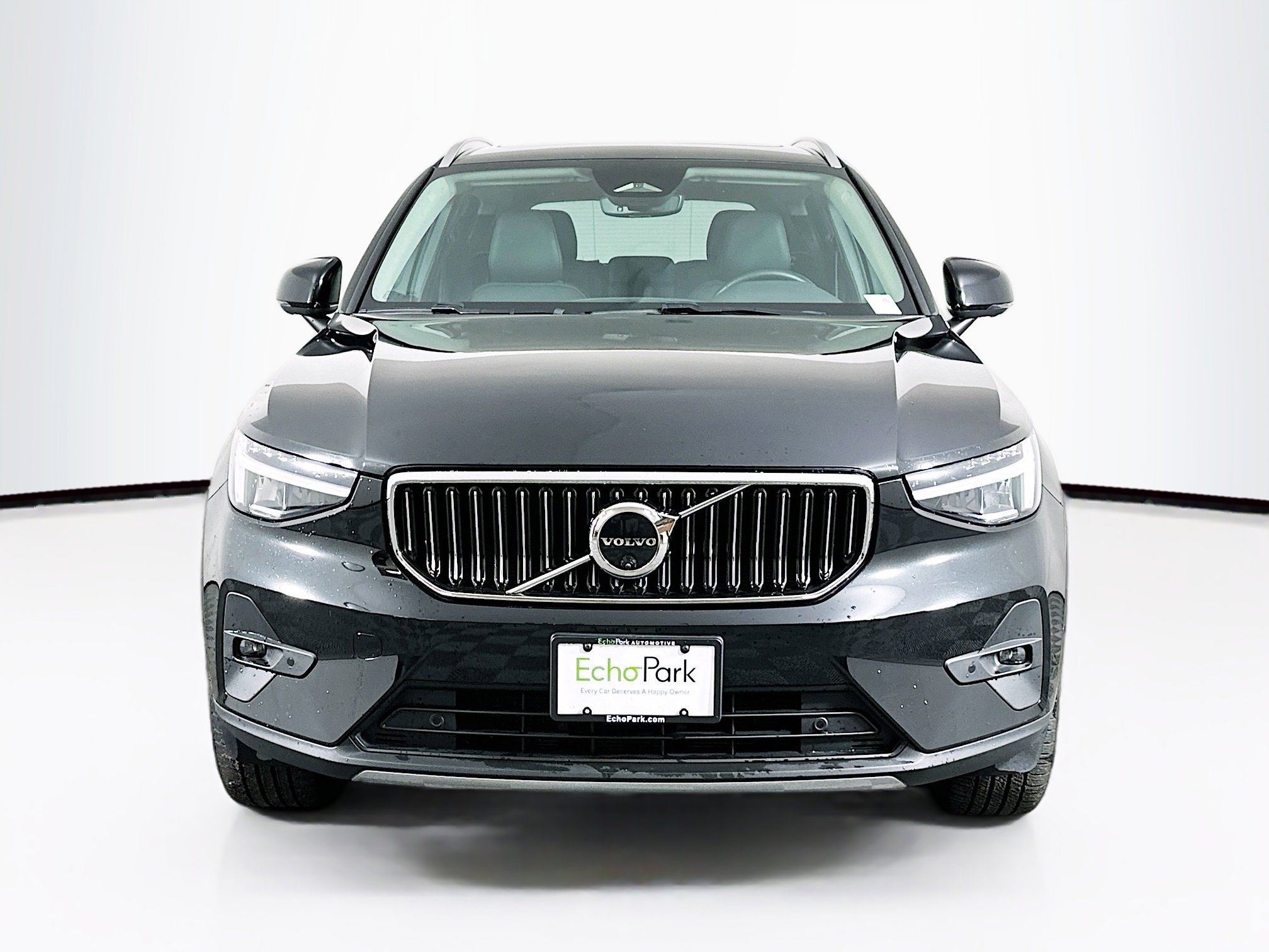 Used 2025 Volvo XC40 B5 Plus image 2