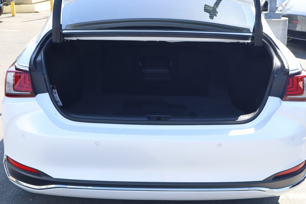 Used 2023 Lexus ES 300h w/ Accessory Package (Z1) FWD image 34