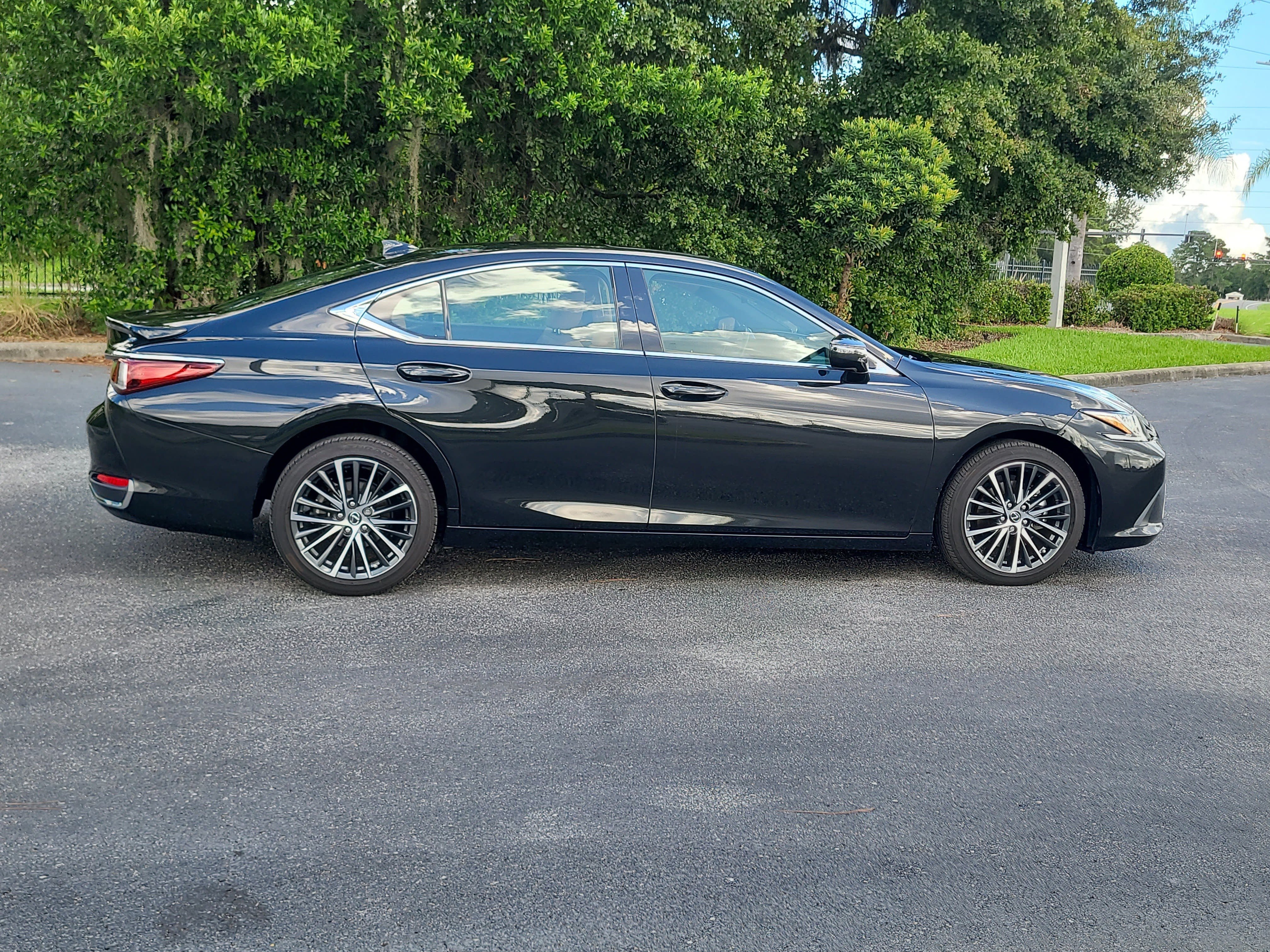 Used 2025 Lexus ES 300h w/ Premium Package FWD image 8