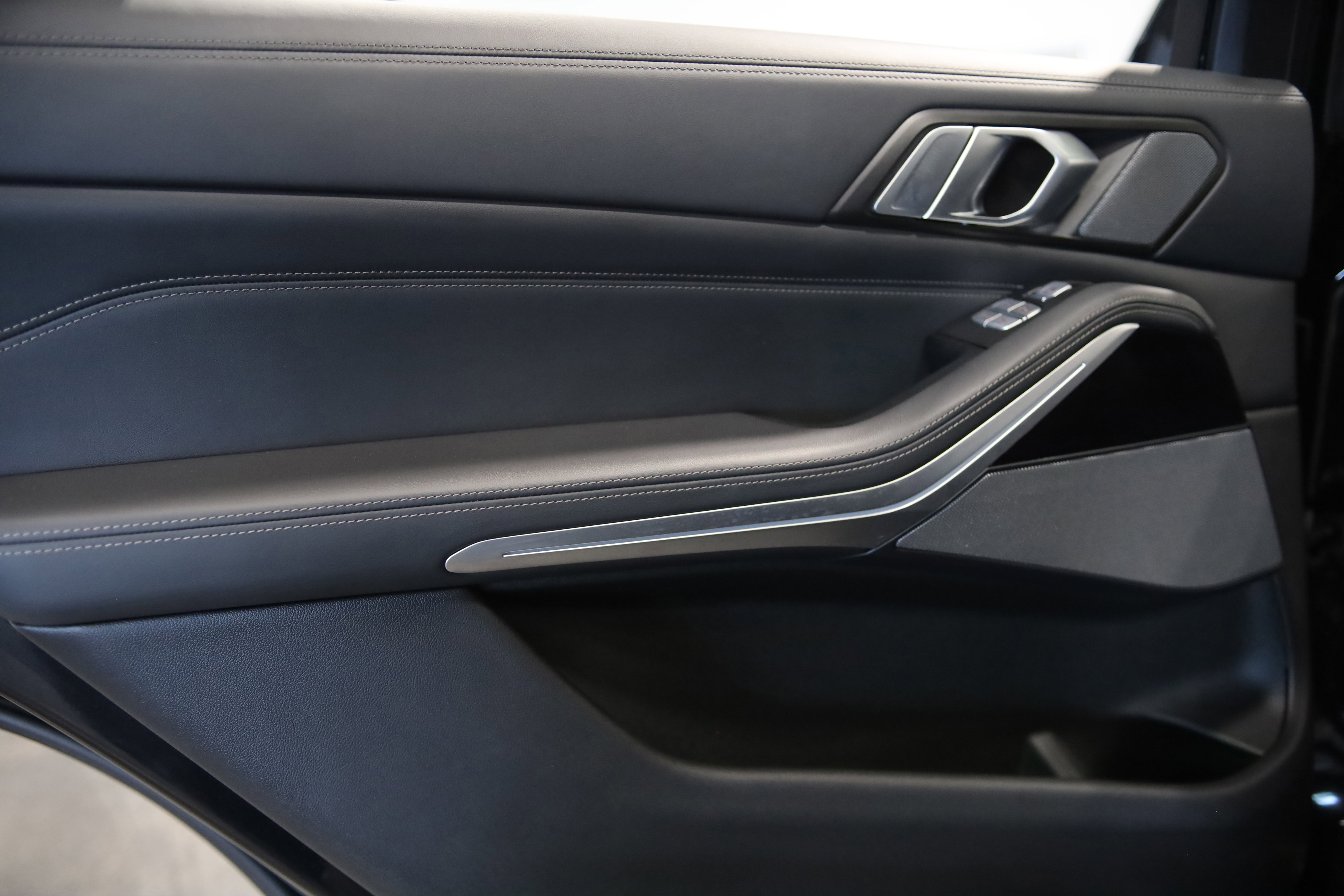 Used 2022 BMW X7 M50i w/ Dynamic Handling Package image 31