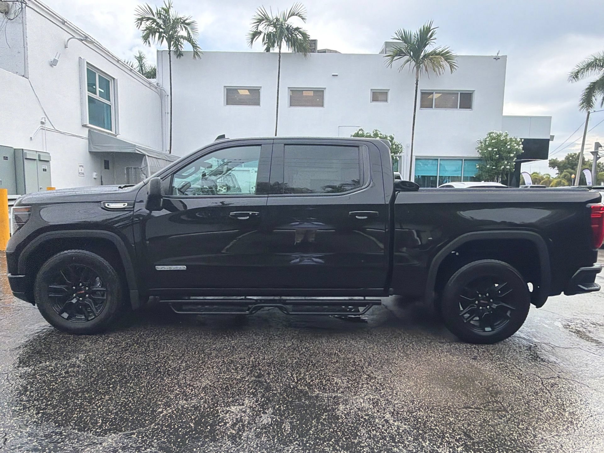 Used 2025 GMC Sierra 1500 Elevation RWD image 2