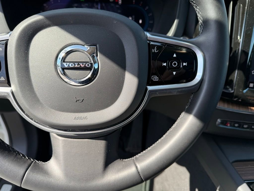 Used 2023 Volvo XC60 B5 Plus image 11