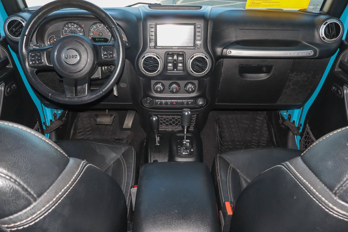Used 2017 Jeep Wrangler Unlimited Rubicon w/ Connectivity Group AWD/4WD image 18