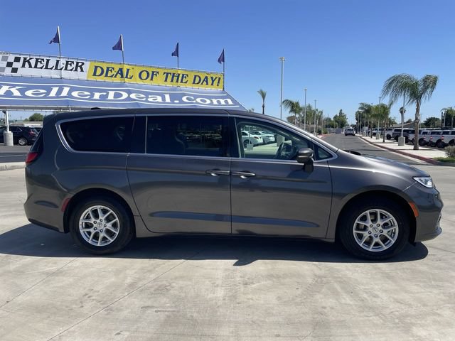 Used 2023 Chrysler Pacifica Touring-L FWD image 9