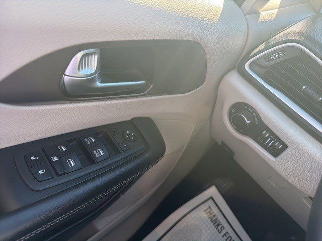 Used 2023 Chrysler Voyager LX image 20