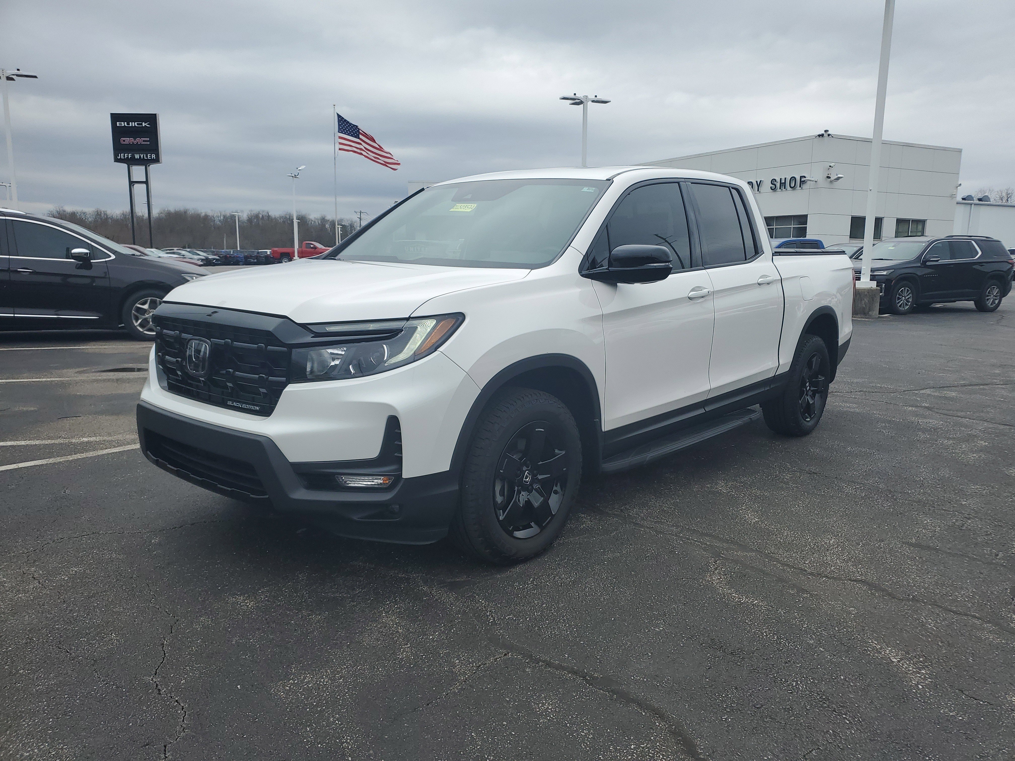 Used 2025 Honda Ridgeline Black Edition image 9