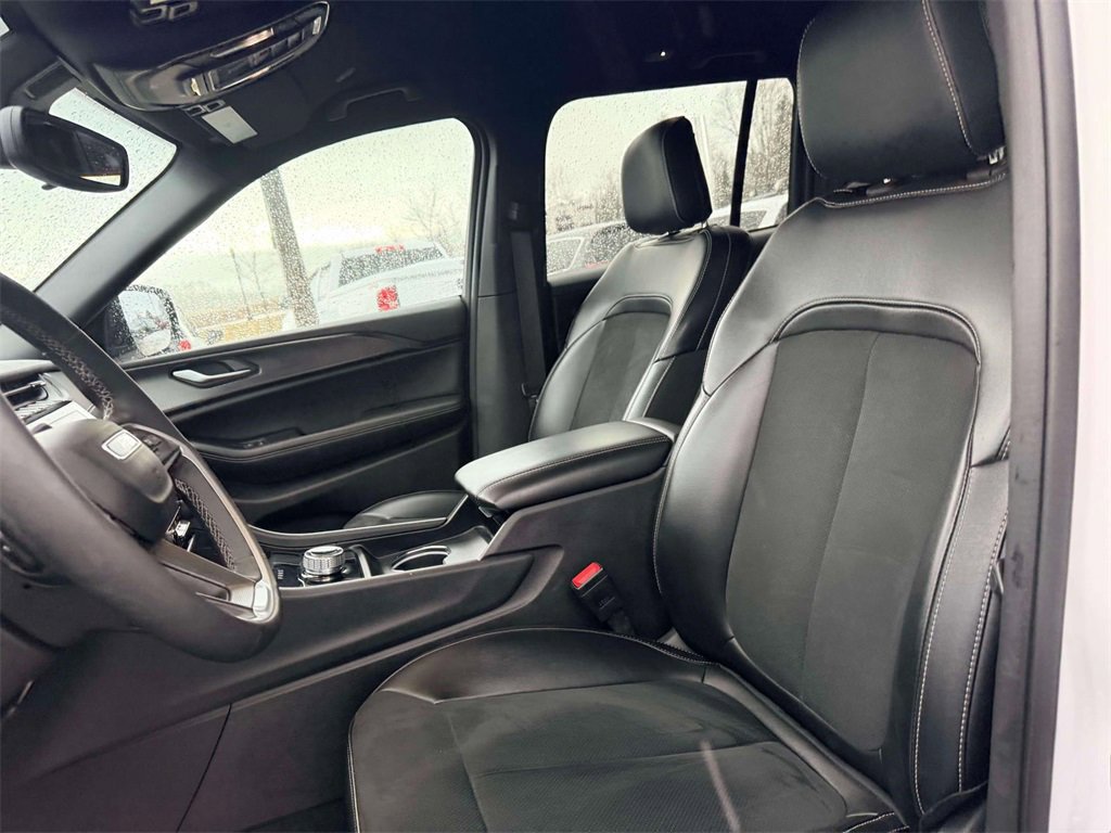 Used 2024 Jeep Grand Cherokee Altitude image 15