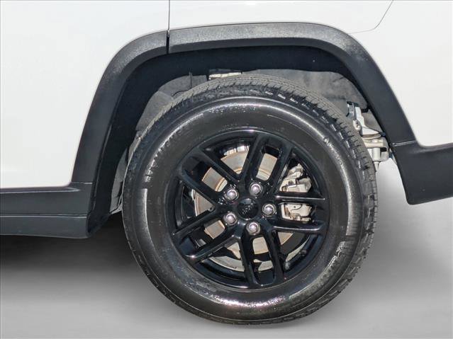 Used 2024 Jeep Grand Cherokee Laredo X image 25