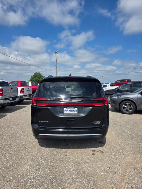 Used 2023 Chrysler Pacifica Limited FWD image 5