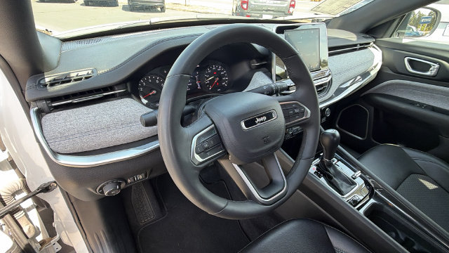 Used 2025 Jeep Compass Latitude AWD/4WD image 31