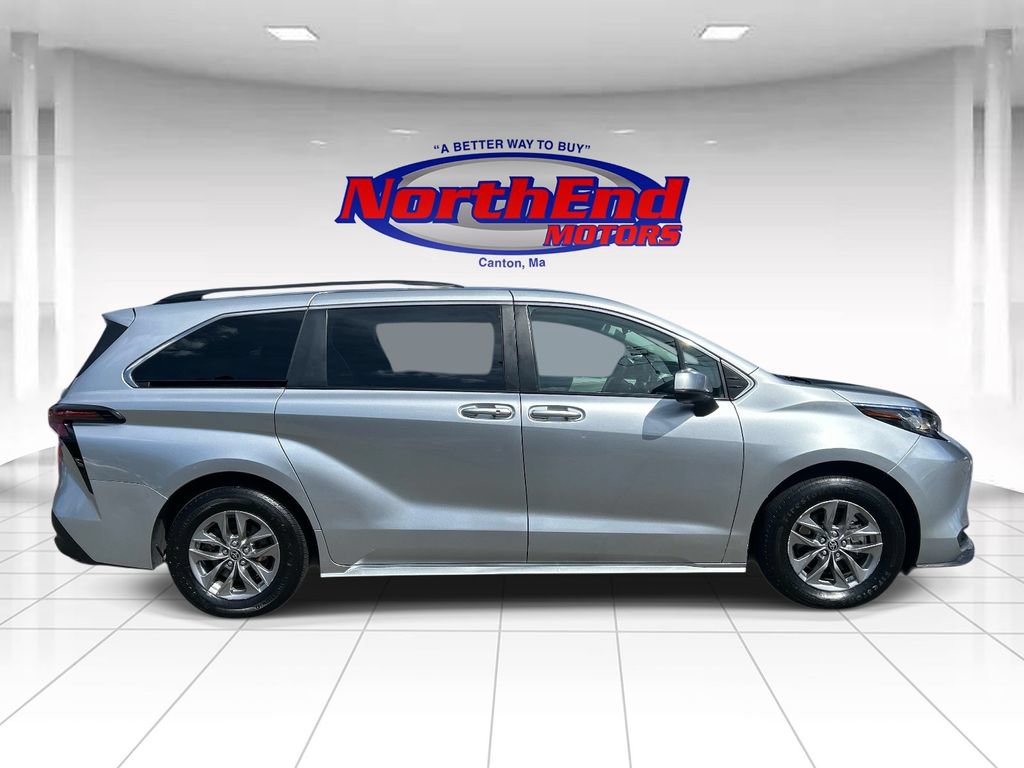 Used 2023 Toyota Sienna LE AWD/4WD image 8