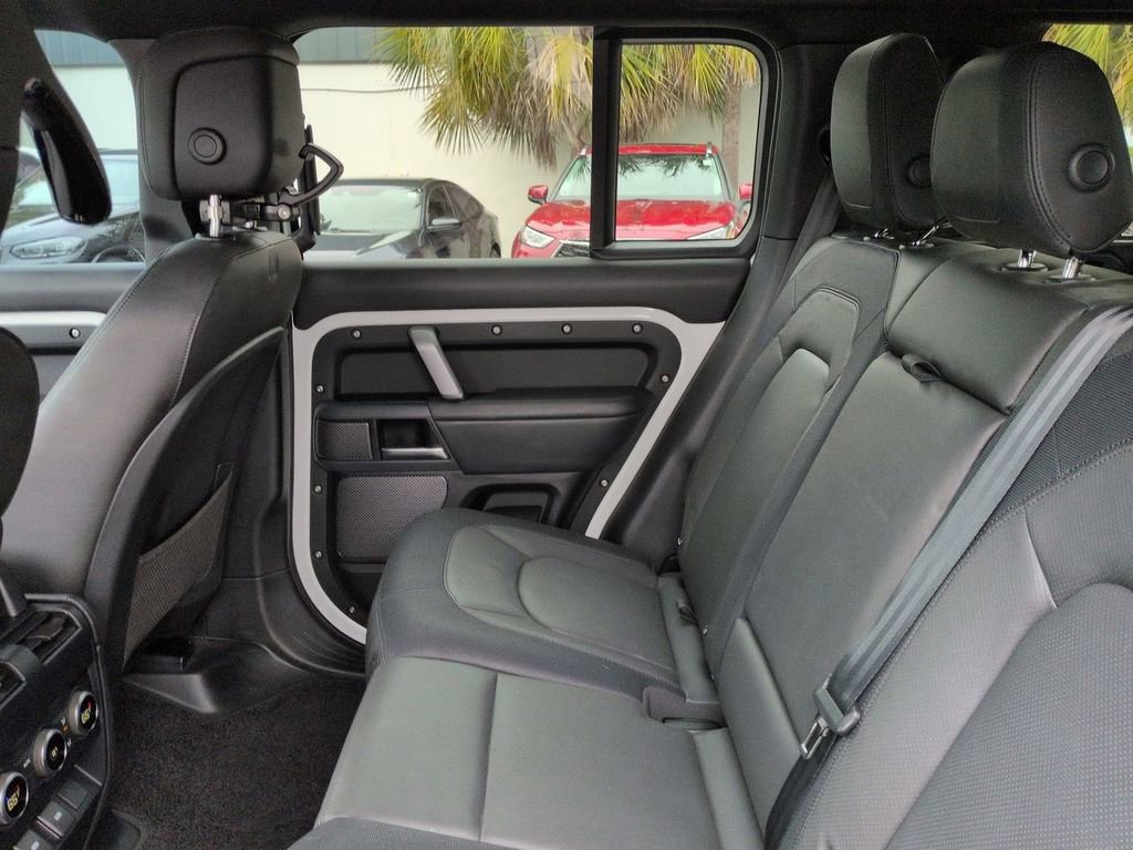 Used 2024 Land Rover Defender 110 X-Dynamic SE image 15