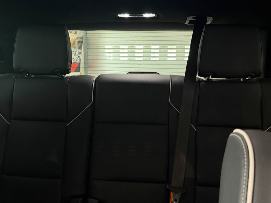 Used 2025 Cadillac Escalade Premium Luxury AWD/4WD image 17