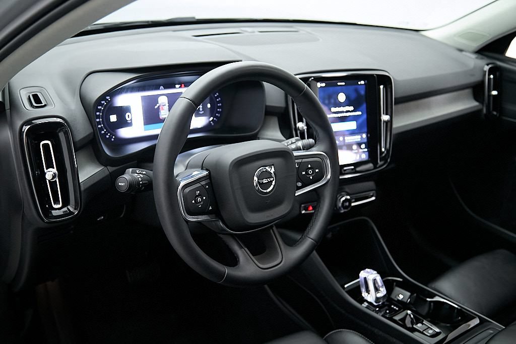 Certified 2024 Volvo XC40 B5 Plus w/ Protection Package Premier AWD/4WD image 13