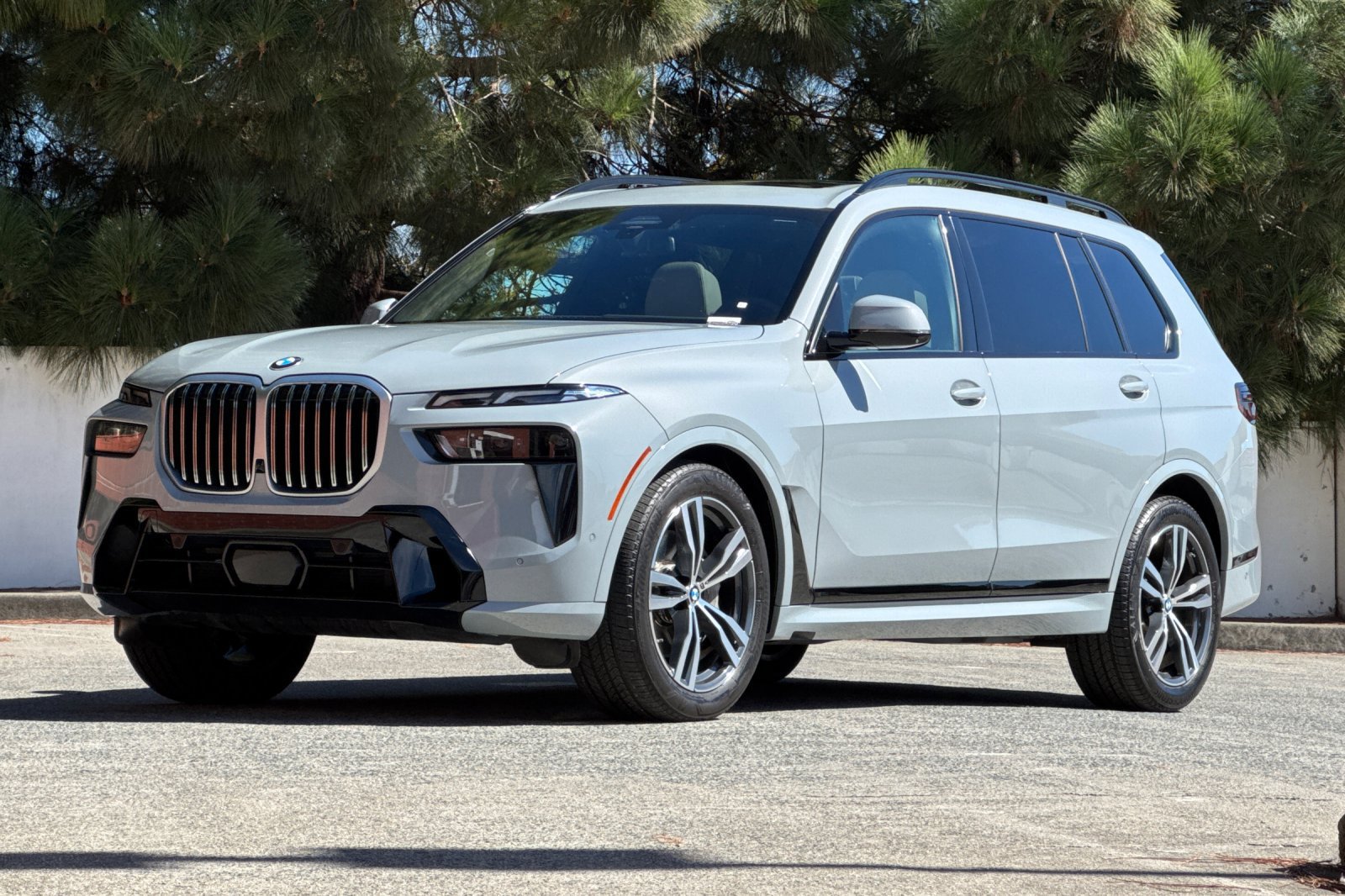 Used 2024 BMW X7 xDrive40i w/ M Sport Package AWD/4WD image 8