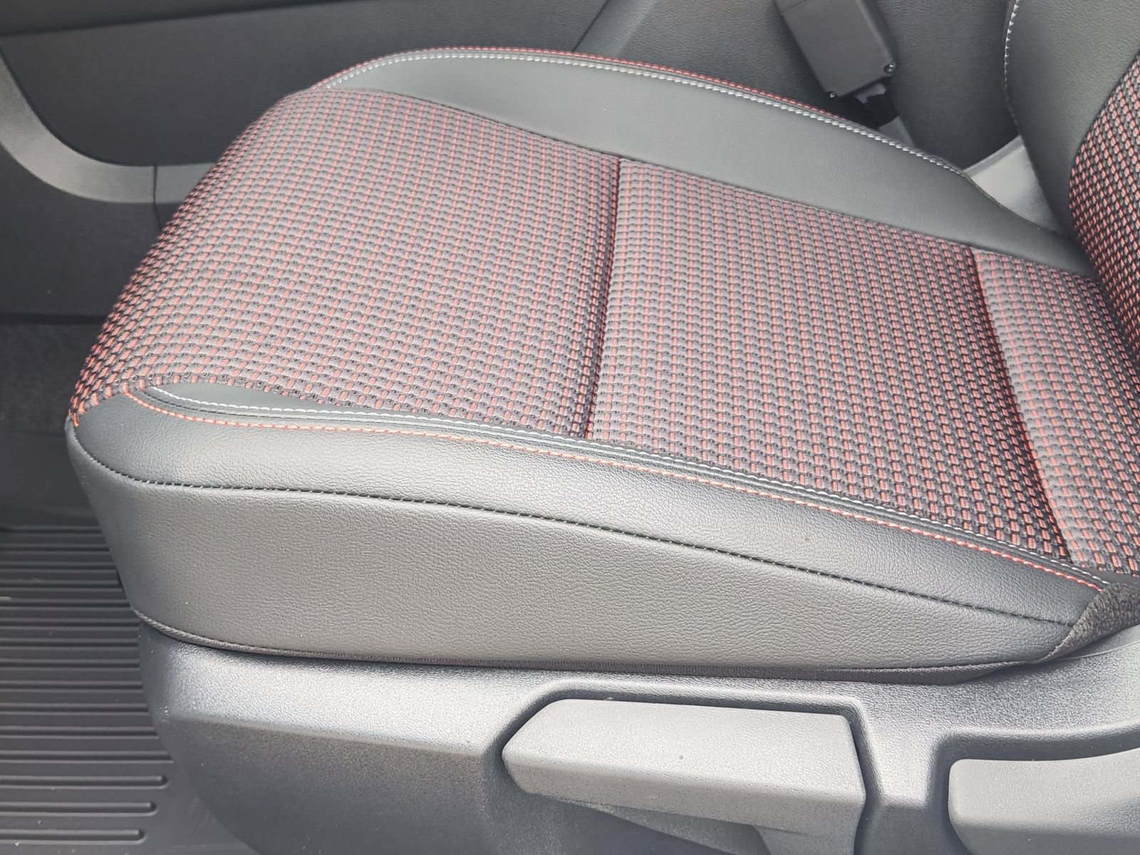 New 2026 Nissan Kicks SR w/ Cold Weather Package FWD image 21
