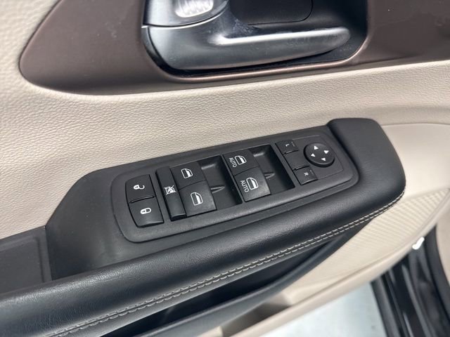 Used 2023 Chrysler Voyager LX image 18