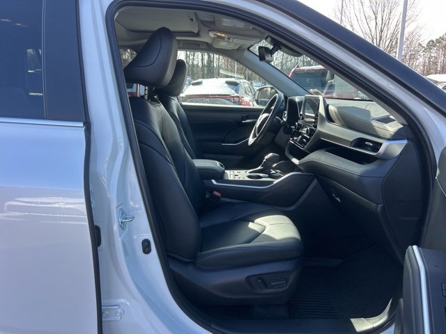 Used 2025 Toyota Highlander XLE image 17