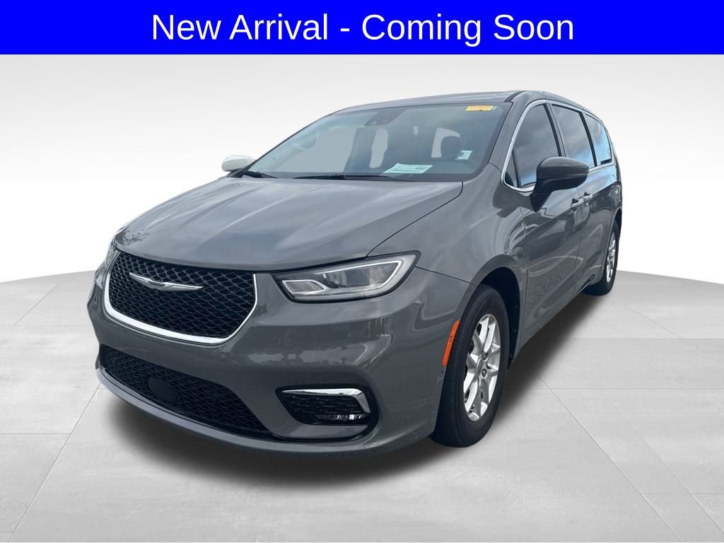 Used 2023 Chrysler Pacifica Touring-L image 2