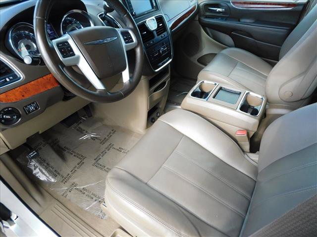 Used 2014 Chrysler Town & Country Touring FWD image 16