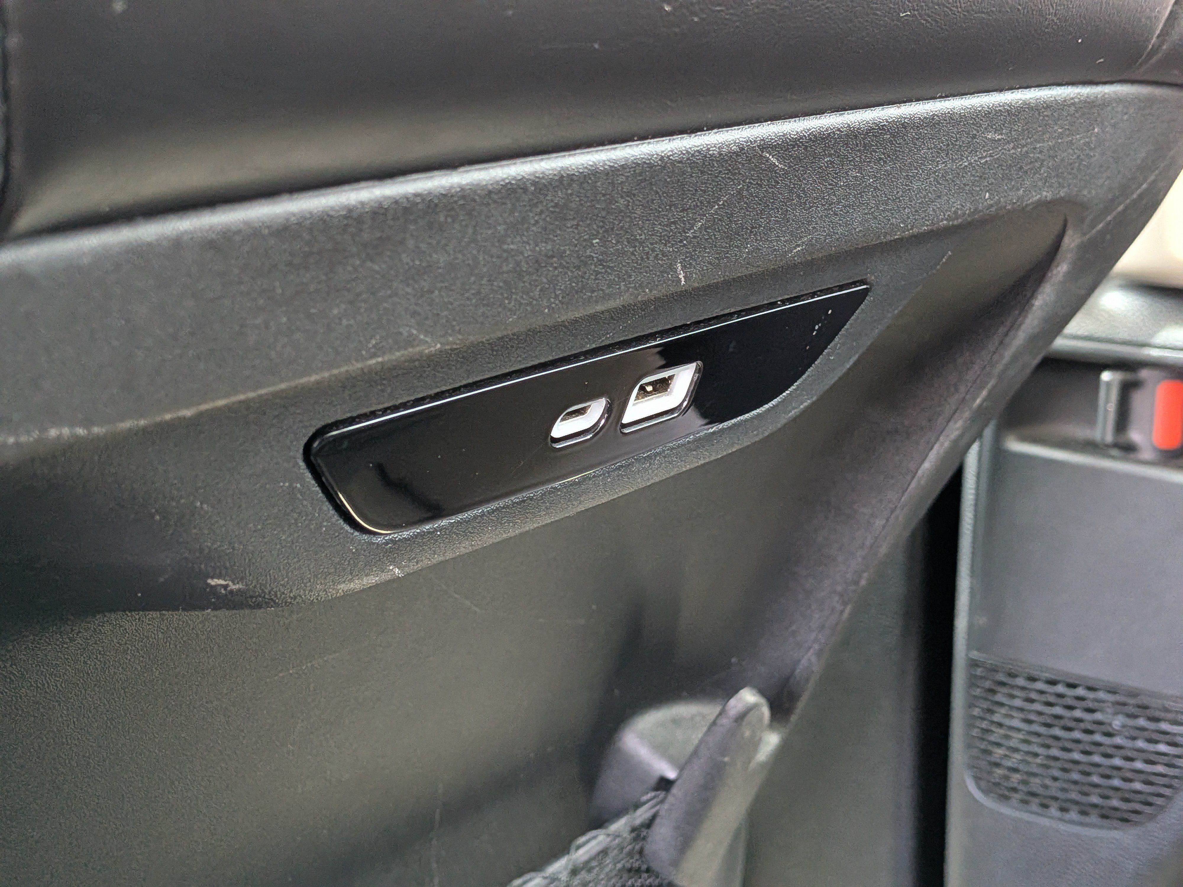 Used 2024 Chrysler Pacifica Limited FWD image 17