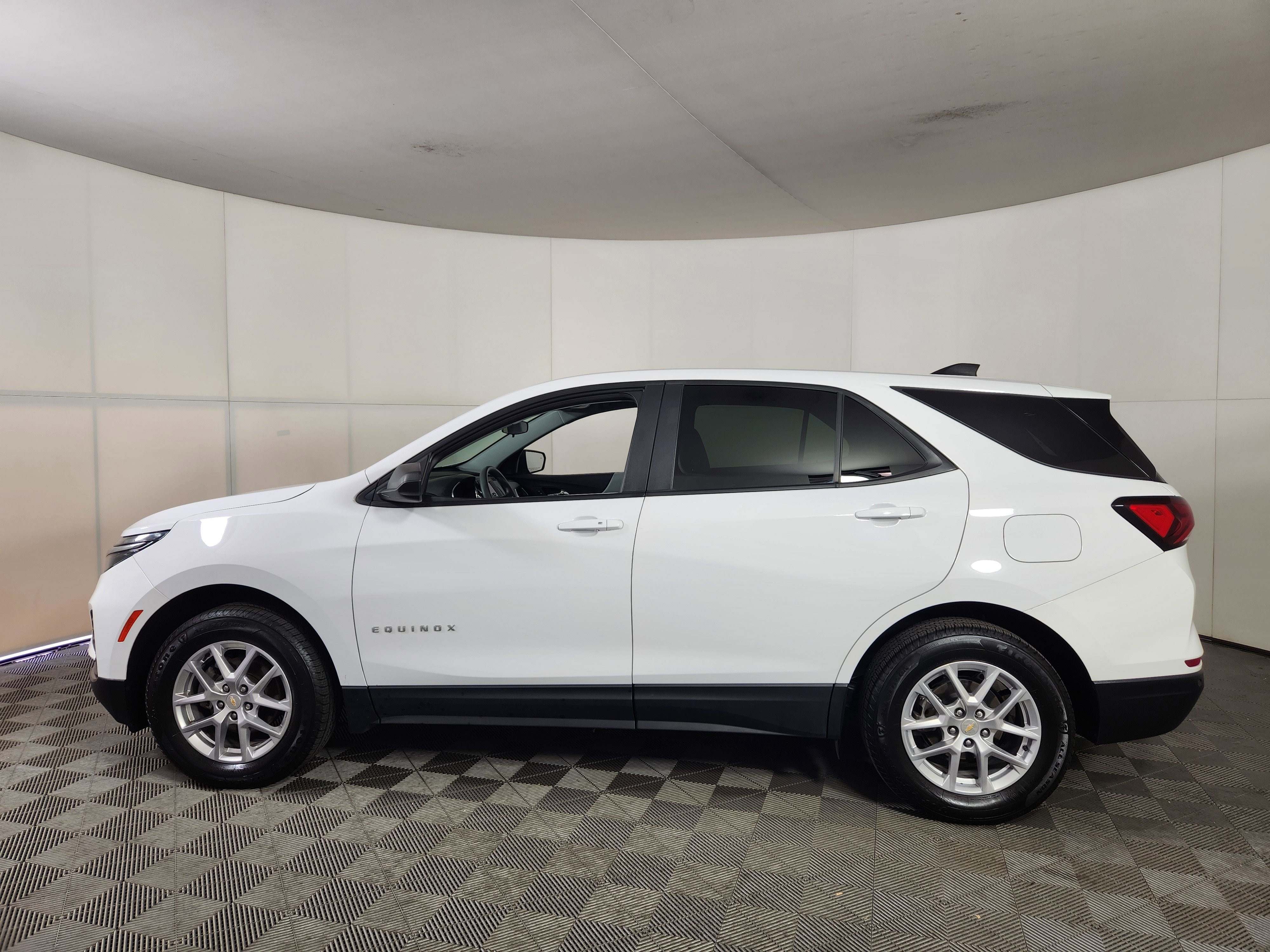 Used 2023 Chevrolet Equinox LS AWD/4WD image 4