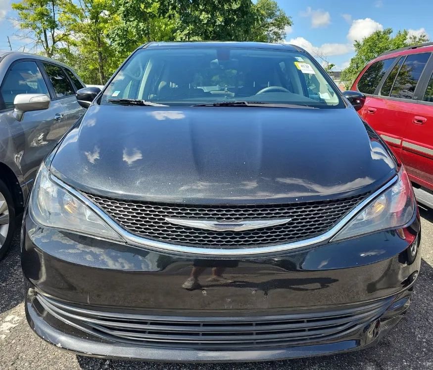 Used 2017 Chrysler Pacifica Touring w/ Tire & Wheel Group FWD image 11