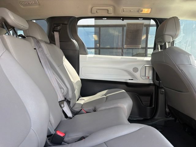 Used 2025 Toyota Sienna XLE FWD image 13