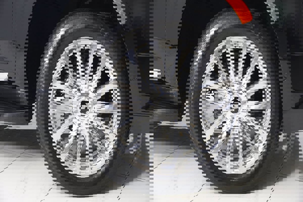 Used 2023 Cadillac Escalade Premium Luxury image 18