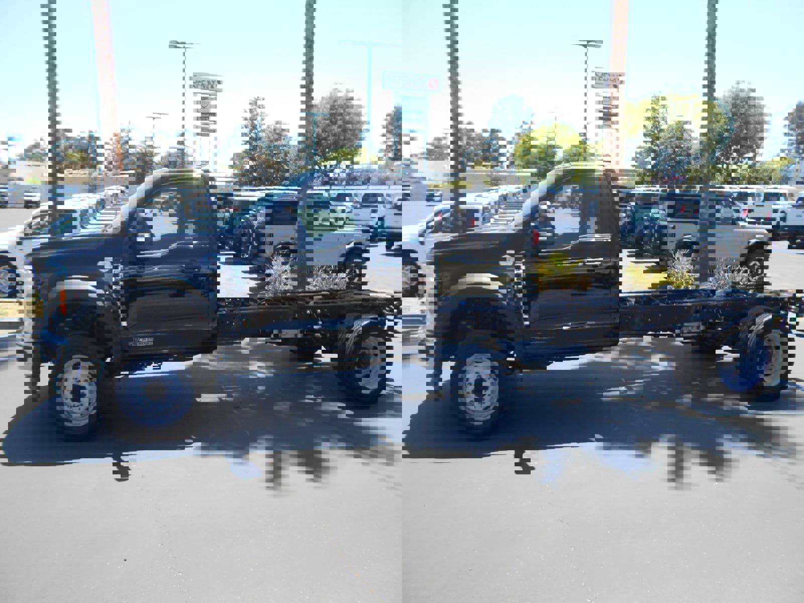 Used 2025 Ford F550 2WD Regular Cab Super Duty image 2