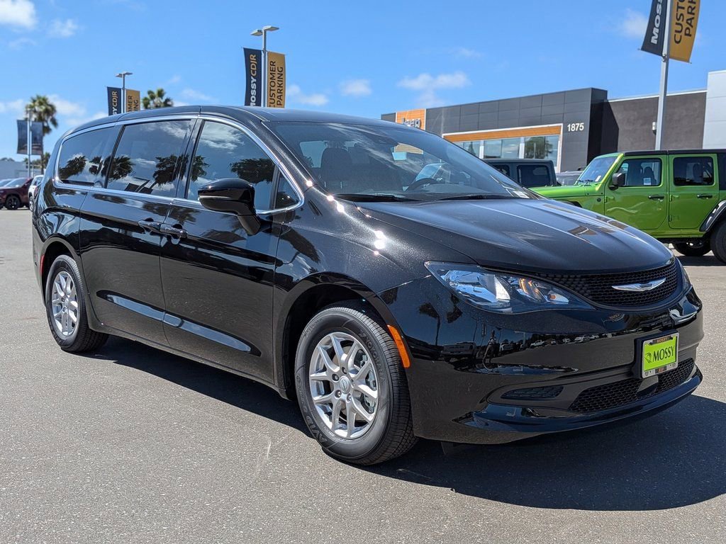 Used 2026 Chrysler Voyager LX image 7