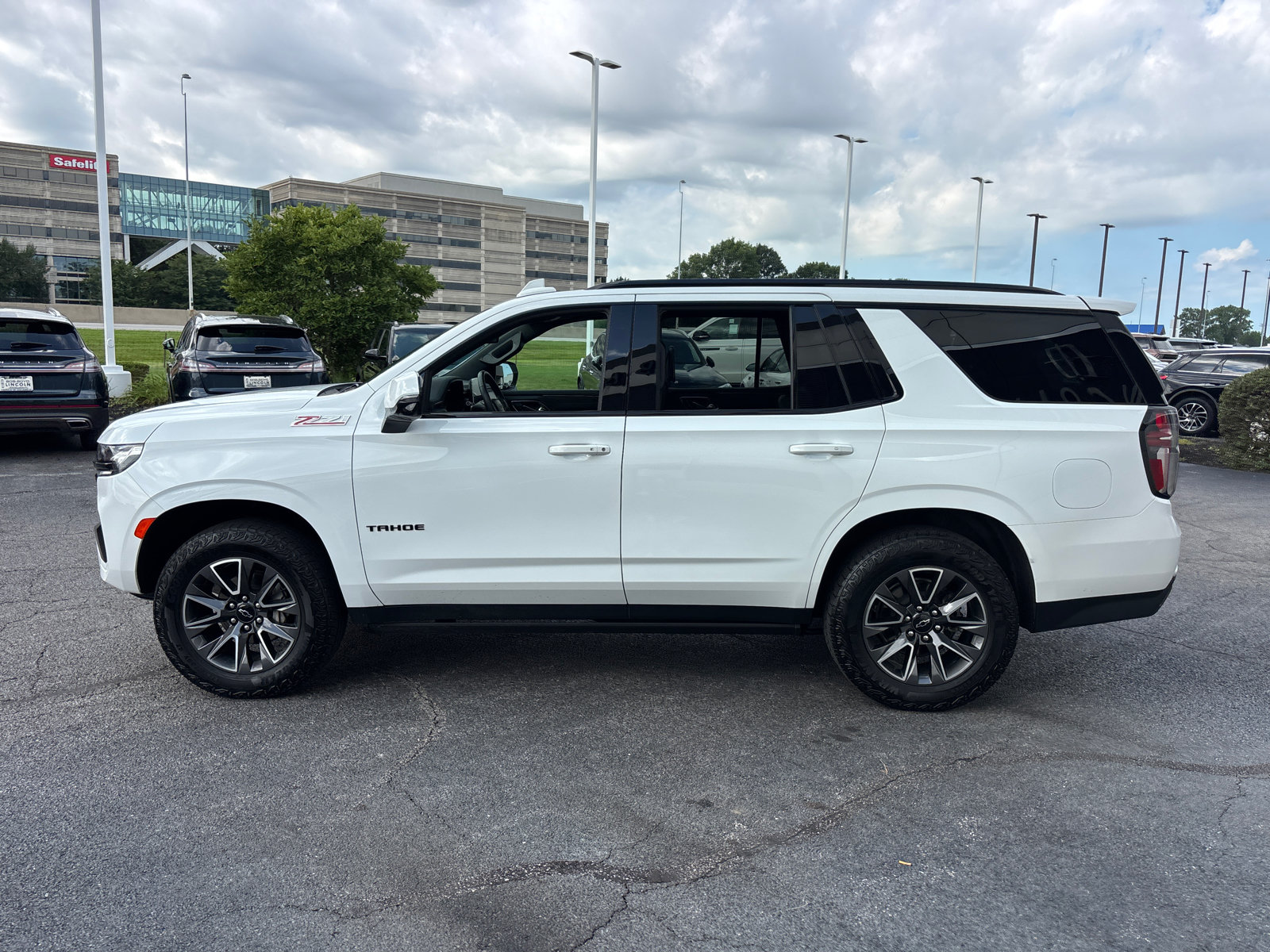Used 2023 Chevrolet Tahoe Z71 w/ Luxury Package AWD/4WD image 4