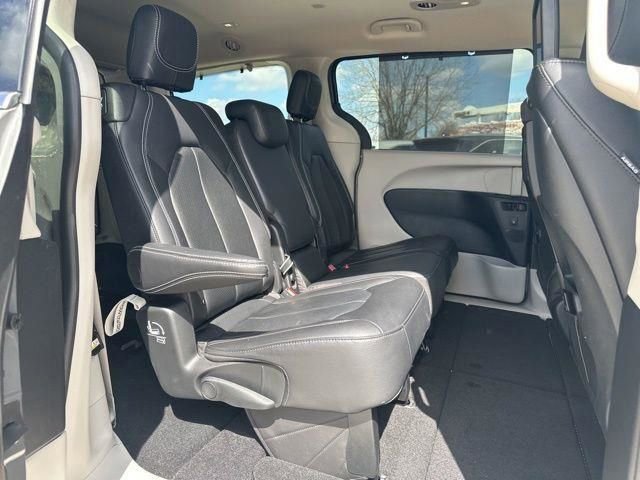 Used 2022 Chrysler Pacifica Touring-L w/ Uconnect Theater Family Group image 41