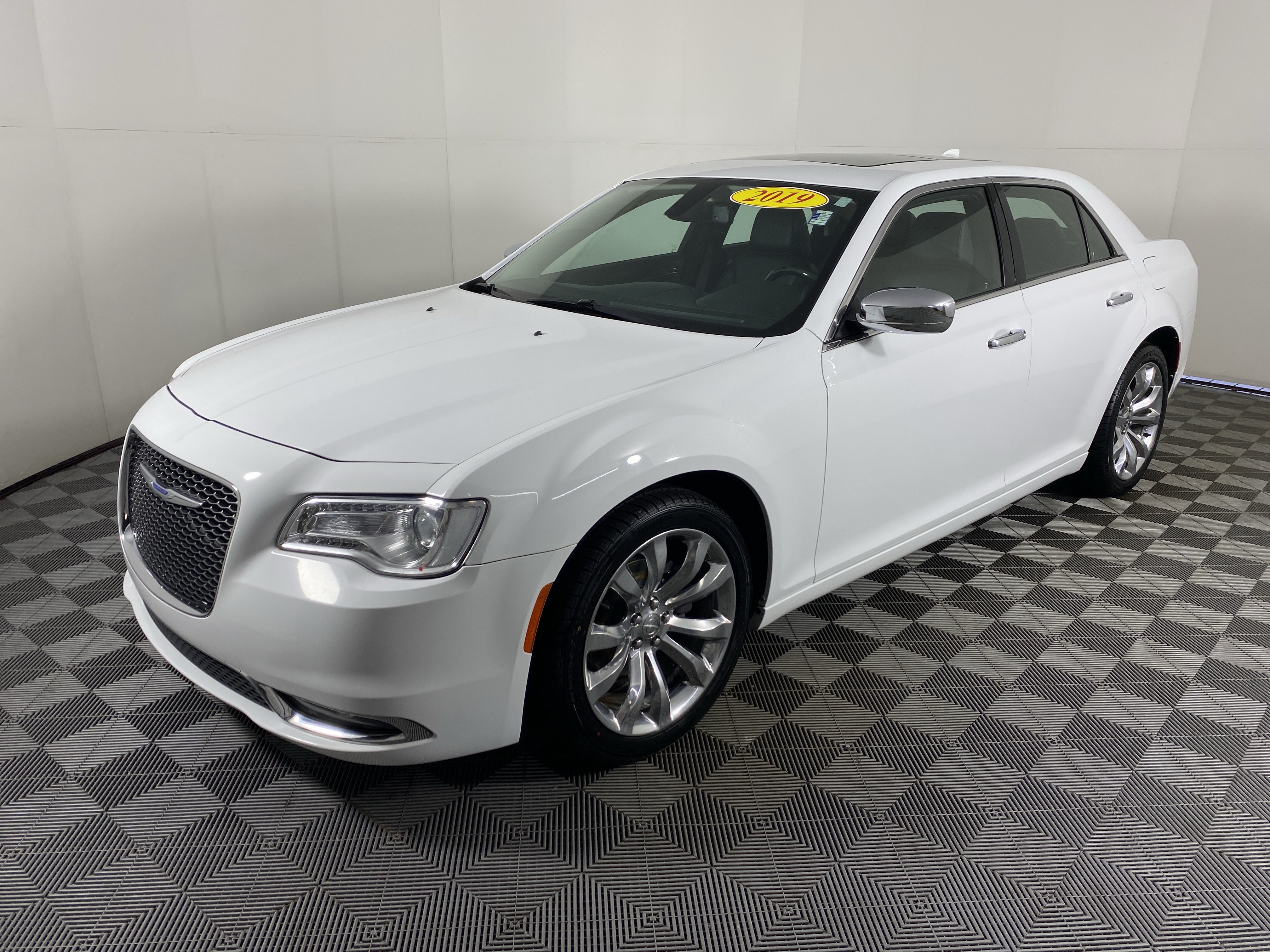 Used 2019 Chrysler 300 Limited RWD image 13