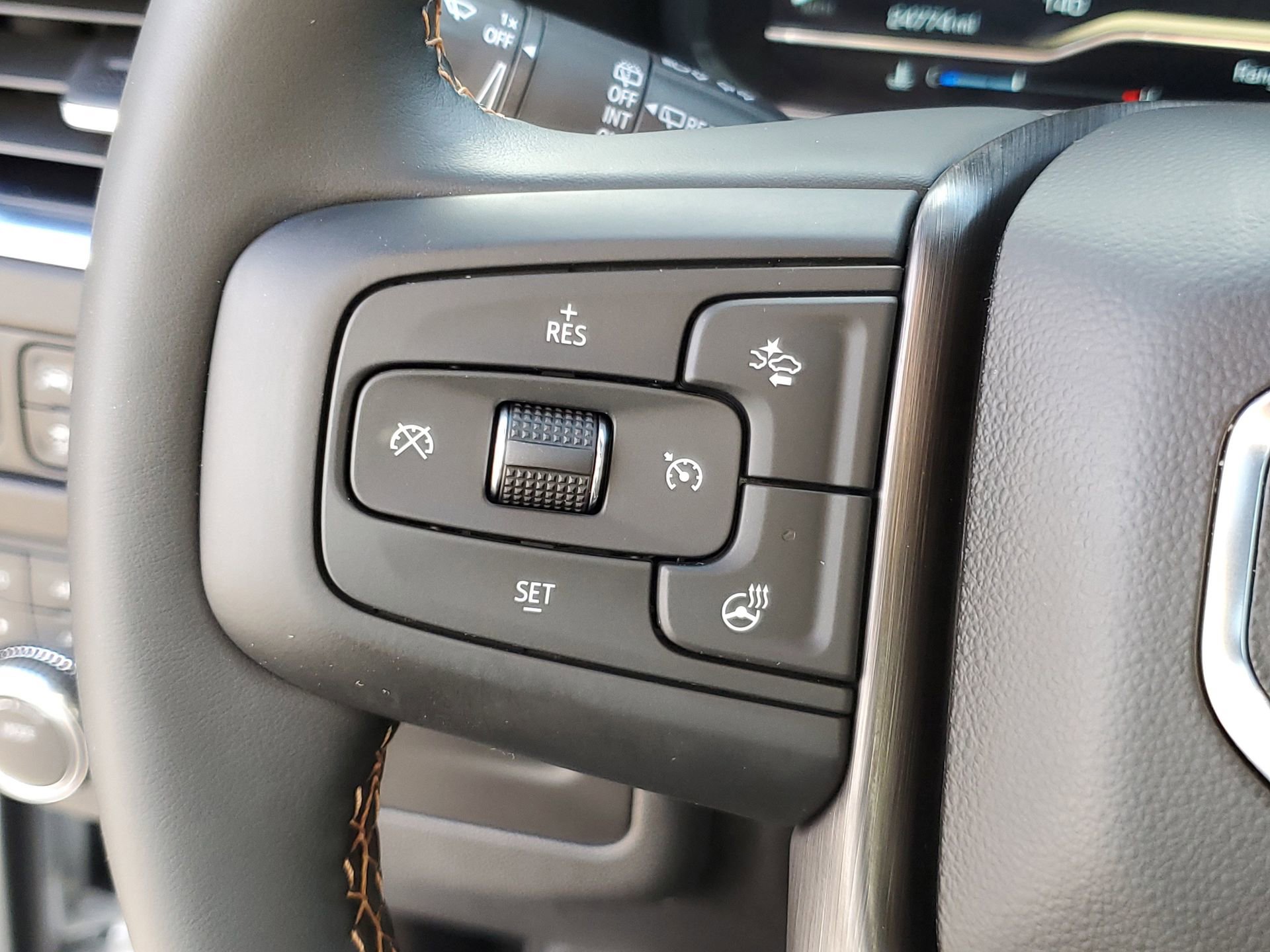 Used 2024 GMC Yukon AT4 w/ Technology Package image 26