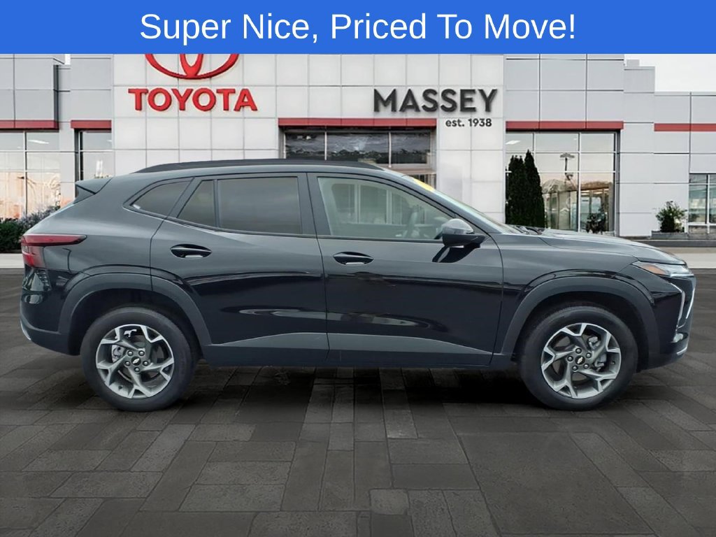 Used 2025 Chevrolet Trax LT FWD image 3
