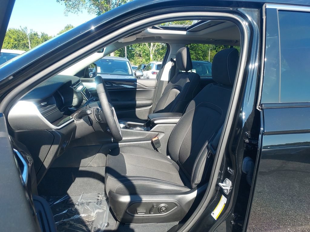 Used 2023 Jeep Grand Cherokee Laredo w/ Luxury Tech Group I AWD/4WD image 28