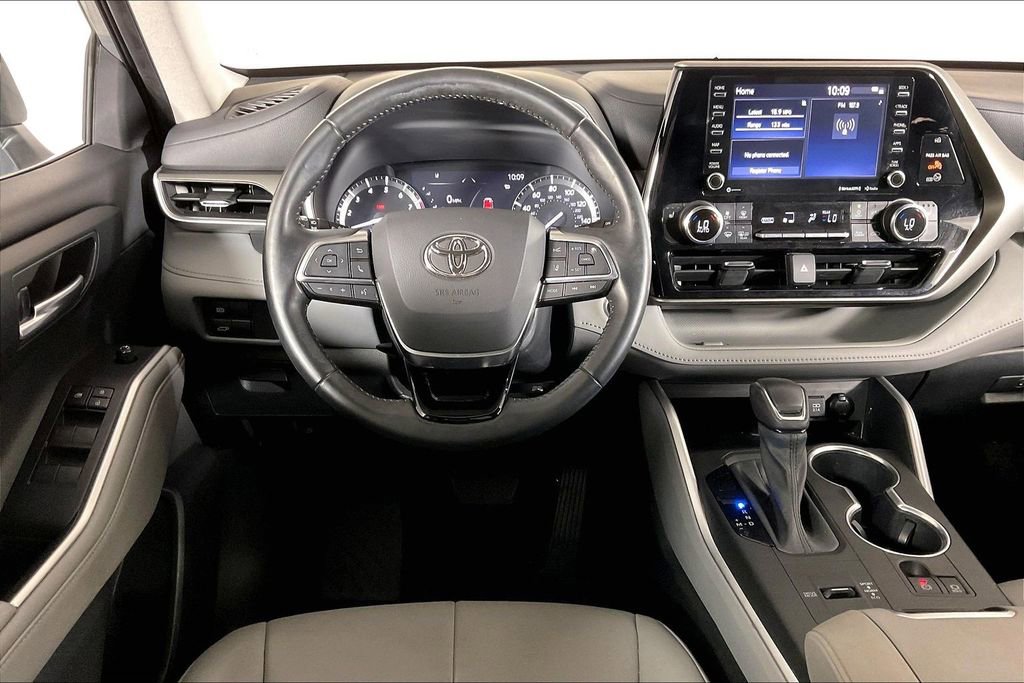 Used 2021 Toyota Highlander XLE image 4