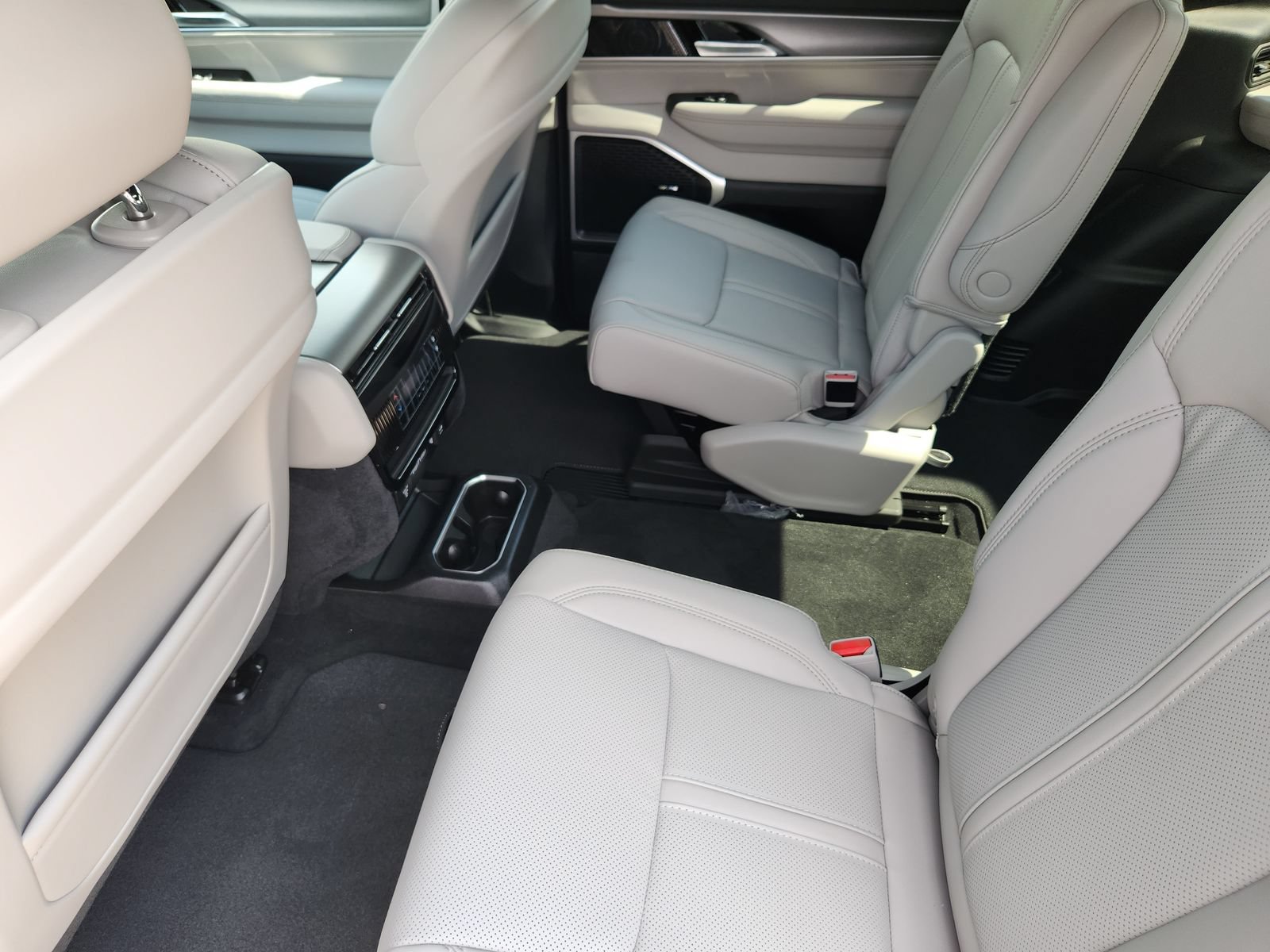 New 2026 Jeep Grand Wagoneer 4WD w/ Premium Group I image 39