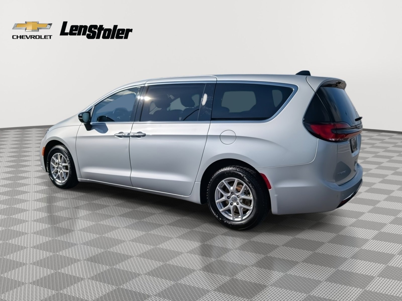 Used 2024 Chrysler Pacifica Touring-L image 3