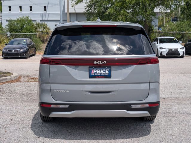 Used 2023 Kia Carnival EX image 7