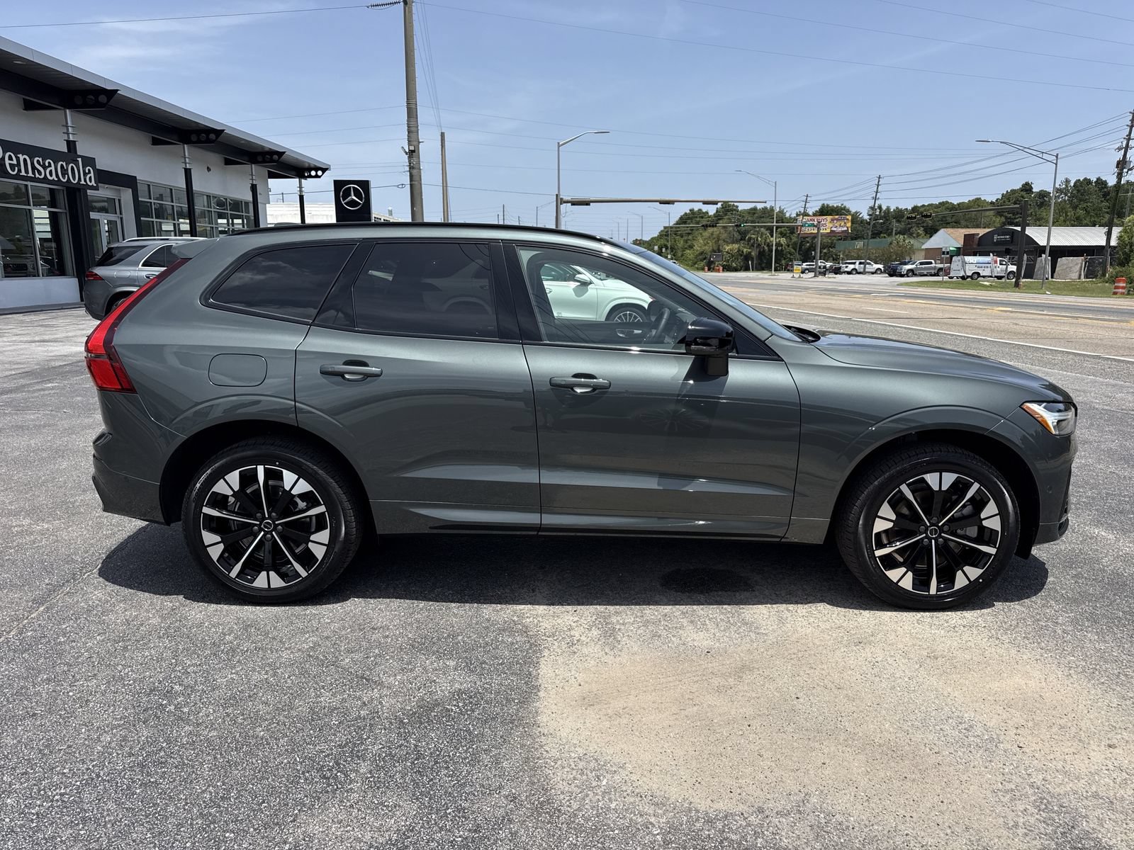 New 2026 Volvo XC60 T8 Plus w/ Protection Package Premier AWD/4WD image 6