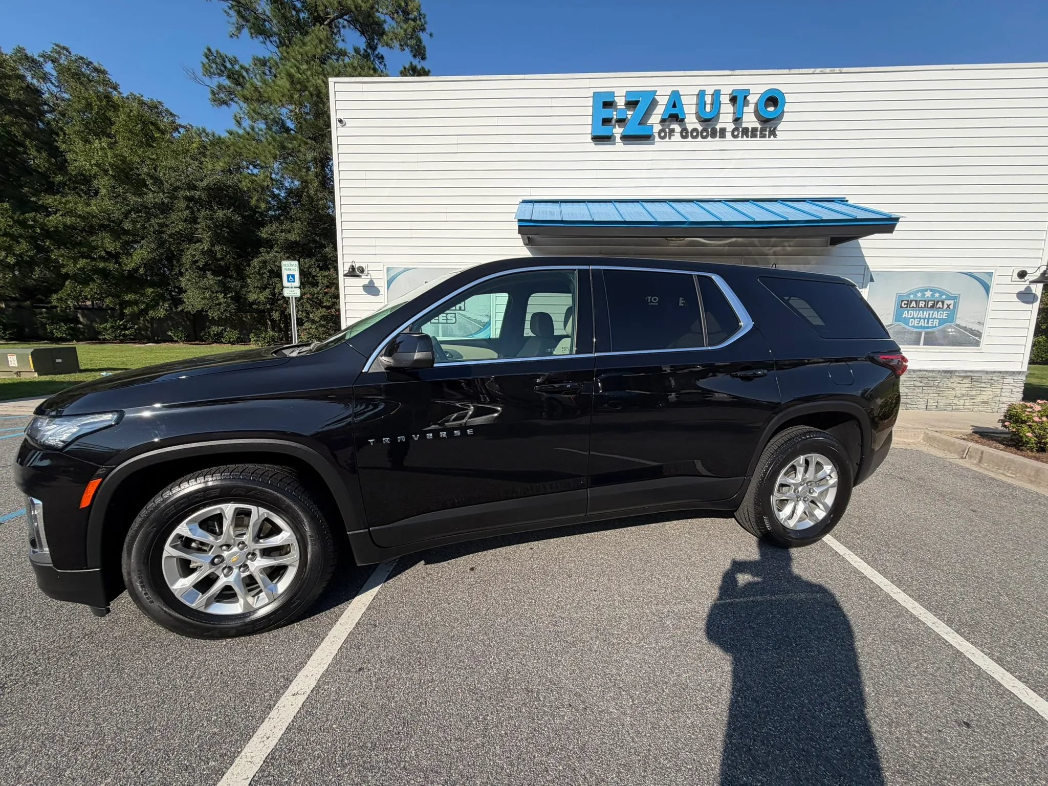 Used 2023 Chevrolet Traverse LS AWD/4WD image 2