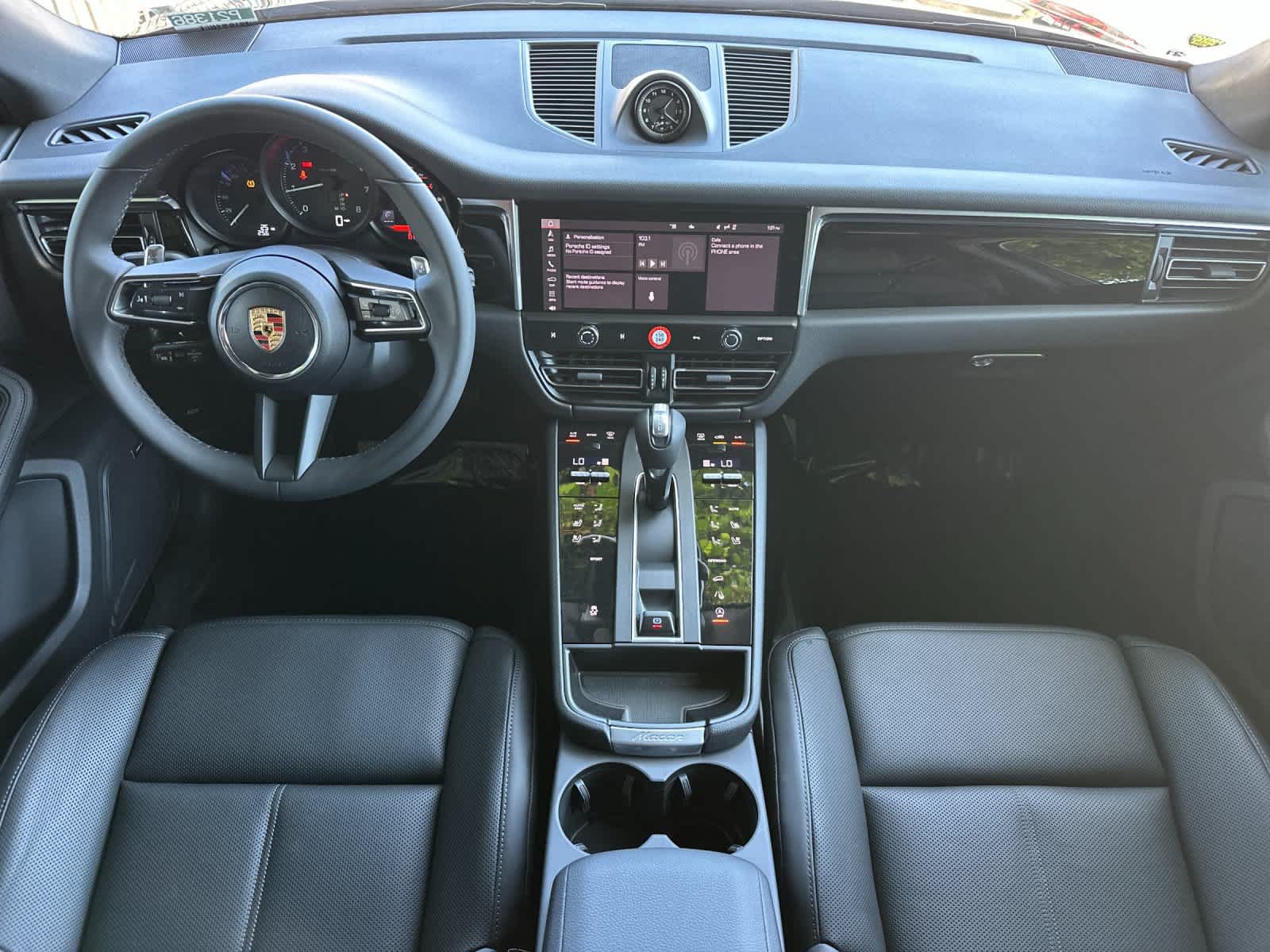 Certified 2025 Porsche Macan AWD/4WD image 6