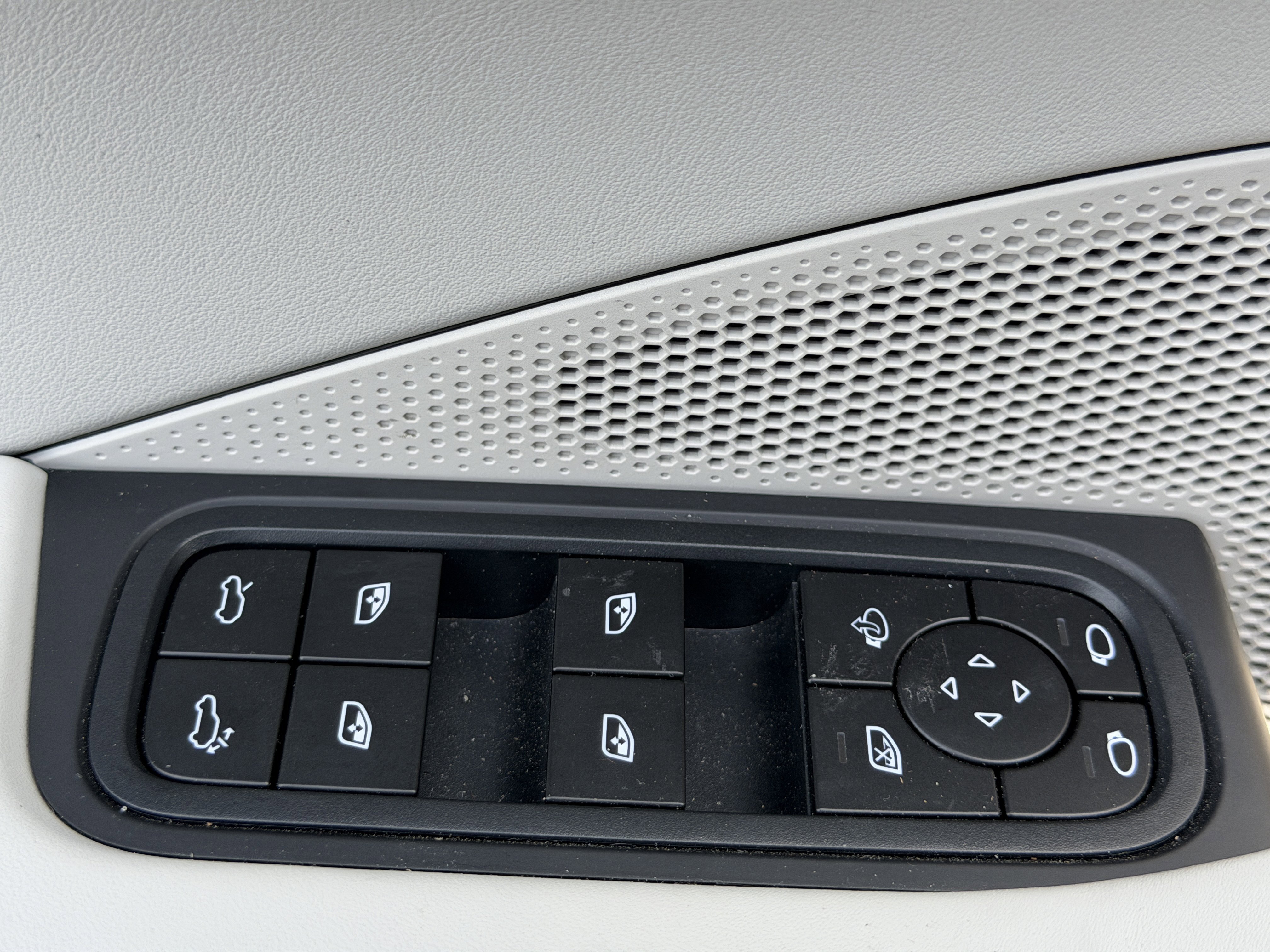 Certified 2024 Porsche Macan Turbo Electric image 22